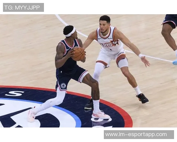 快船官方确认比尔因背部不适明日对阵开拓者出战存疑