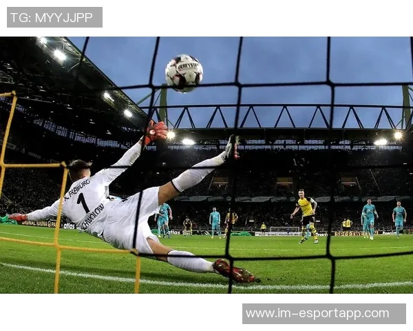 多特蒙德率先打破僵局本塞拜尼任意球混战中破门领先弗赖堡 多特蒙德率先打破僵局本塞拜尼任意球混战中破门领先弗赖堡