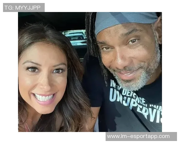 悼念托尼帕克父亲邓肯大卫罗宾逊与前妻齐聚送别