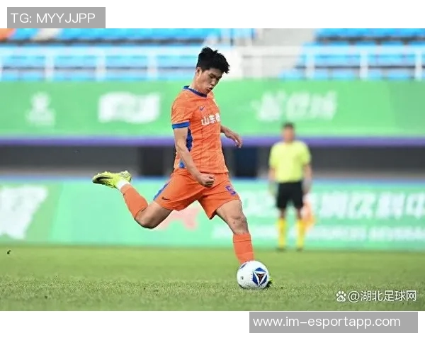 恭贺彭啸荣获中乙年度最佳青年球员愿他在足球之路上不断进步与成长