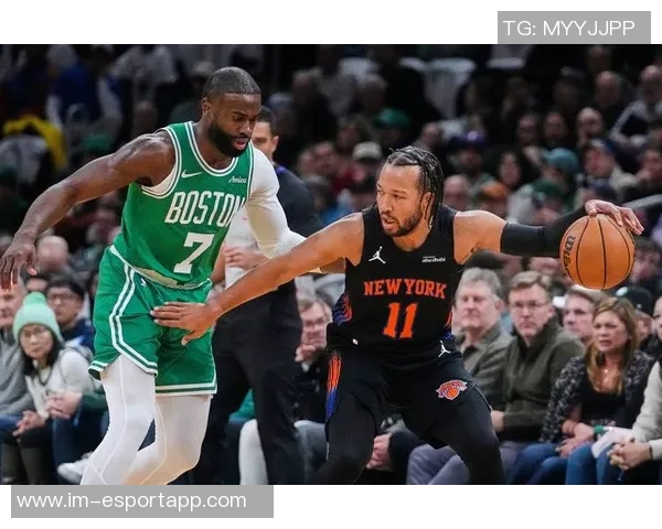 杰伦布朗次节火力全开狂砍18分半场14投9中斩获22分助攻与抢断表现出色