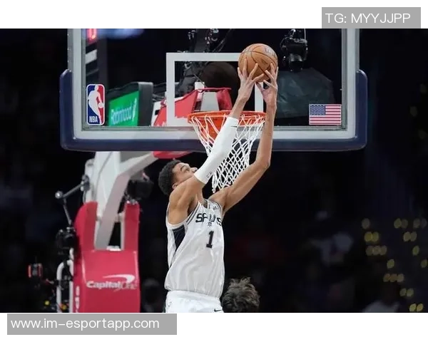 文班亚马重返首发状态上半场表现出色砍下16分6篮板2抢断正负值高达21