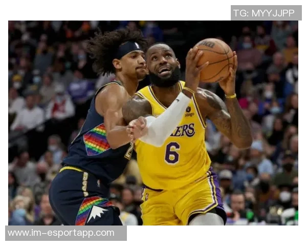 乔治上半场表现平平仅得8分三分球命中率尚可展现潜力