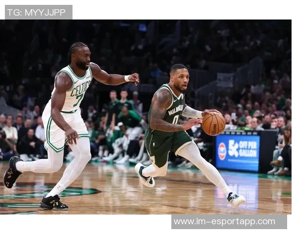 杰伦约翰逊本季表现惊艳40105成联盟前锋佼佼者与字母哥并肩而立