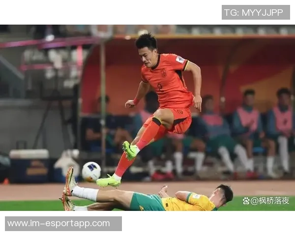 今夏加盟多特的新援贾斯汀勒马首次造访主场并参与U23训练活动