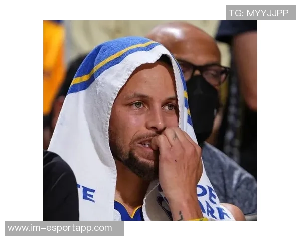 库里三节狂砍35分5板2帽难救勇士球队仍落后12分苦苦支撑艰难追分 库里三节狂砍35分5板2帽难救勇士球队仍落后12分苦苦支撑艰难追分