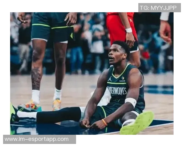 爱德华兹称赞克拉克表现出色称其提升球队整体防守能力 爱德华兹称赞克拉克表现出色称其提升球队整体防守能力